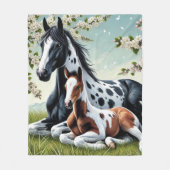 Paard en veulen rusten te midden van bloeiende bom fleece deken (Voorkant)