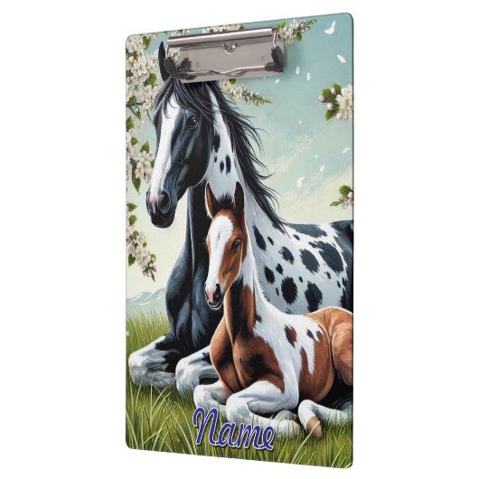 Paard en veulen rusten te midden van bloeiende bom klembord (Links)