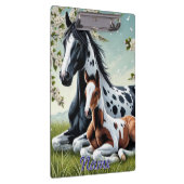 Paard en veulen rusten te midden van bloeiende bom klembord (Rechts)