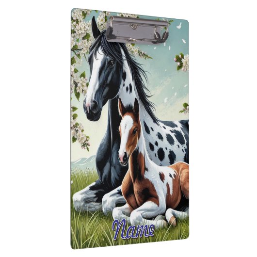 Paard en veulen rusten te midden van bloeiende bom klembord (Rechts)