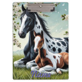 Paard en veulen rusten te midden van bloeiende bom klembord (Voorkant)