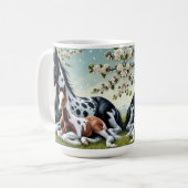 Paard en veulen rusten te midden van bloeiende bom koffiemok (Voorkant links)