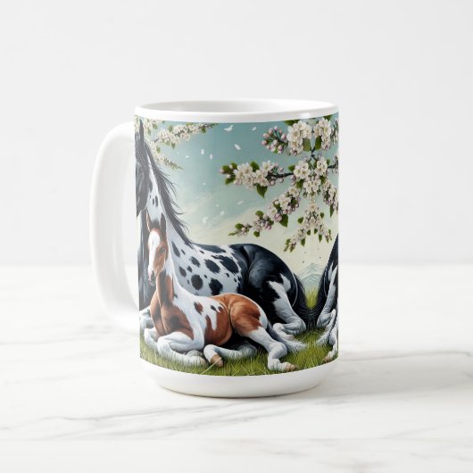 Paard en veulen rusten te midden van bloeiende bom koffiemok (Voorkant links)