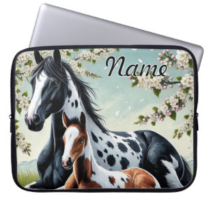 Paard en veulen rusten te midden van bloeiende bom laptop sleeve