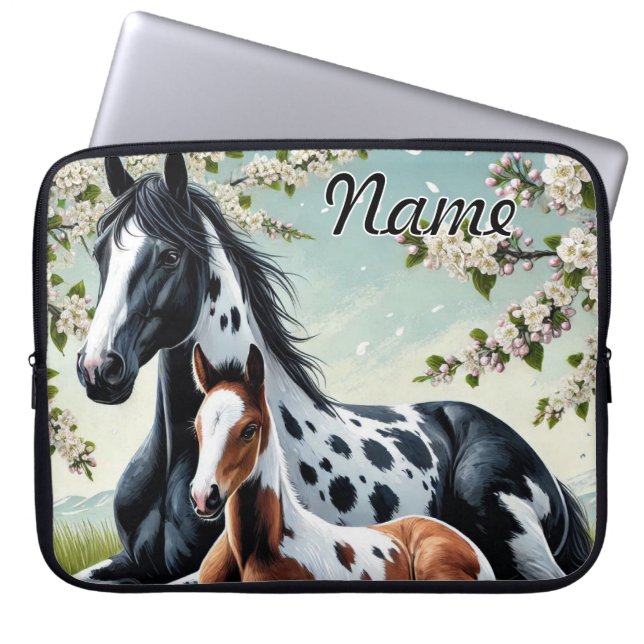 Paard en veulen rusten te midden van bloeiende bom laptop sleeve (Voorkant)