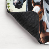 Paard en veulen rusten te midden van bloeiende bom muismat (Hoek)