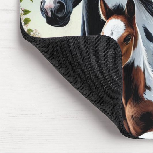 Paard en veulen rusten te midden van bloeiende bom muismat (Hoek)