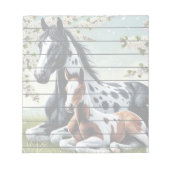 Paard en veulen rusten te midden van bloeiende bom notitieblok (Voorkant)