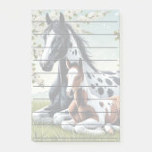 Paard en veulen rusten te midden van bloeiende bom post-it® notes (Voorkant)