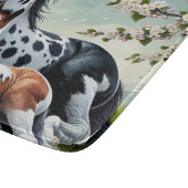 Paard en veulen rusten te midden van bloeiende bom snijplank (Hoek)