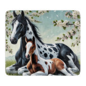 Paard en veulen rusten te midden van bloeiende bom snijplank (Voorkant)