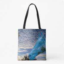 Paard en vroege ochtendhemel op een