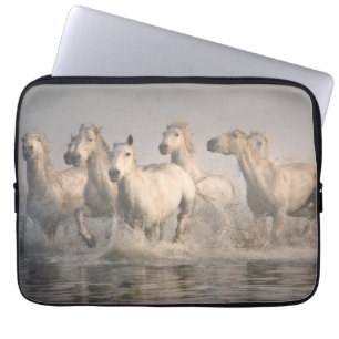 Paard galopperend in het Middellandse Zeewater Laptop Sleeve