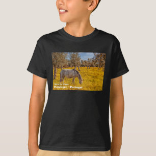 Paard grazen in een gele bloemen weide t-shirt
