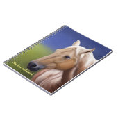 paard in een wijngroen veld in een notitieboek (Linkerzijde)