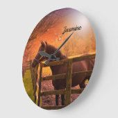 Paard in paddock gepersonaliseerd grote klok (Hoek)