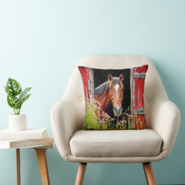 Paard in schuurdeur met wilde bloemen kussen