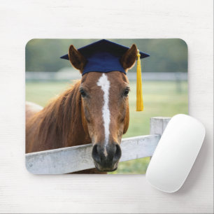 Paard met een afstudeerhoed muismat