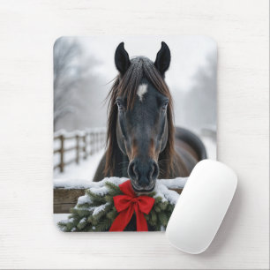 Paard met een kerstkrans muismat