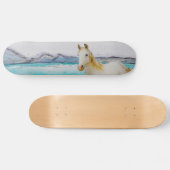 Paard op een strand. persoonlijk skateboard (Horizontaal)