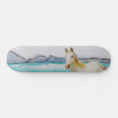 Paard op een strand. persoonlijk skateboard (Horizontaal)