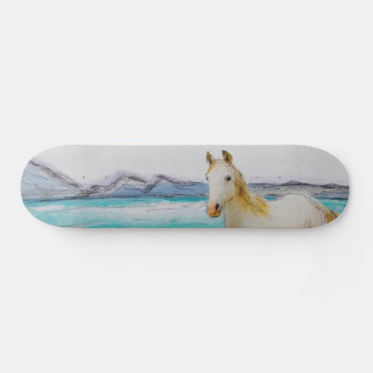 Paard op een strand. persoonlijk skateboard (Horizontaal)