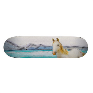 Paard op een strand. persoonlijk skateboard