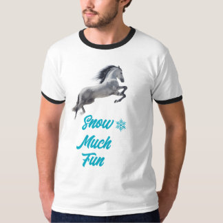 Paard op sneeuw veel plezier t-shirt