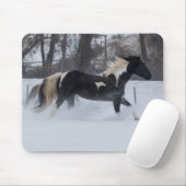 Paard rent door de sneeuw muismat (Met muis)