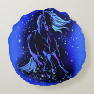 Paard rond kussen dat in blauwe maanlicht nacht lo