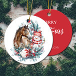 Paard sneeuwman Kerst waterverf elegant Keramisch Ornament<br><div class="desc">Paard en sneeuwpop gepersonaliseerd kerstontwerp met elegante kerstkrans en mooi wit en rood ornament voor paardenliefhebbers. Personaliseer het op de achterkant.</div>