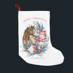 Paard sneeuwman Kerst waterverf elegant Kleine Kerstsok<br><div class="desc">Paard en sneeuwpop gepersonaliseerd kerstontwerp met elegante kerstkrans en mooi wit en rood ornament voor paardenliefhebbers.</div>