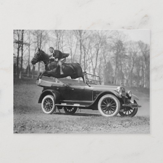 Paard springt over auto, 1923 briefkaart (Voorkant)