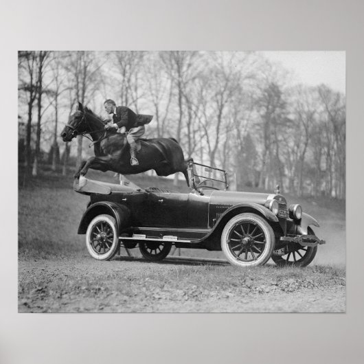 Paard springt over auto, 1923. Oude foto Poster (Voorkant)