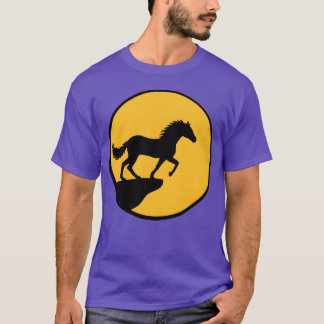 Paard staand op klif maan vrienden t-shirt