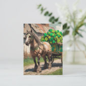 Paard trekt een kar vol Shamrocks AI-glitches Briefkaart (Staand voorkant)