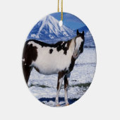 Paard van de verf die in de sneeuw staat keramisch ornament (Rechts)