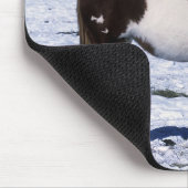 Paard van de verf die in de sneeuw staat muismat (Hoek)