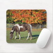 Paard van de verf in de herfst muismat (Met muis)