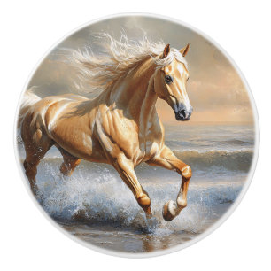 Paard van het type Palomino loopt op het strand Keramische Knop