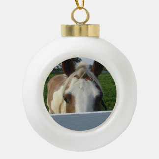 Paard van Palomino achter hek gluurt even Keramische Bal Ornament