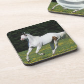 Paard van verf die in grijs veld loopt drankjes onderzetter (Linkerzijde)