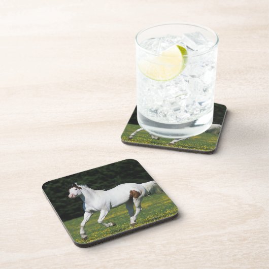 Paard van verf die in grijs veld loopt drankjes onderzetter (Rechterzijde)