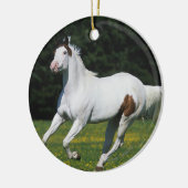 Paard van verf die in grijs veld loopt keramisch ornament (Links)