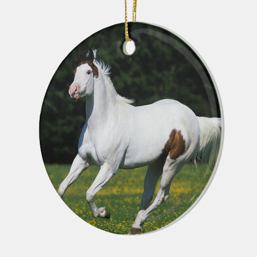 Paard van verf die in grijs veld loopt keramisch ornament (Links)