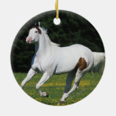 Paard van verf die in grijs veld loopt keramisch ornament (Achterkant)