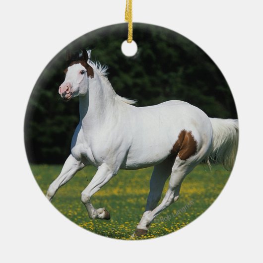 Paard van verf die in grijs veld loopt keramisch ornament (Achterkant)