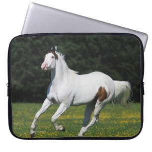 Paard van verf die in grijs veld loopt laptop sleeve