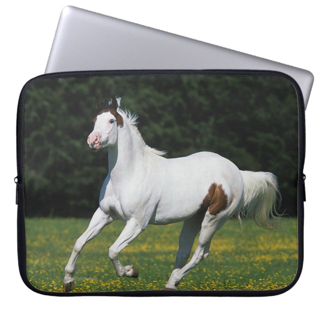 Paard van verf die in grijs veld loopt laptop sleeve (Voorkant)