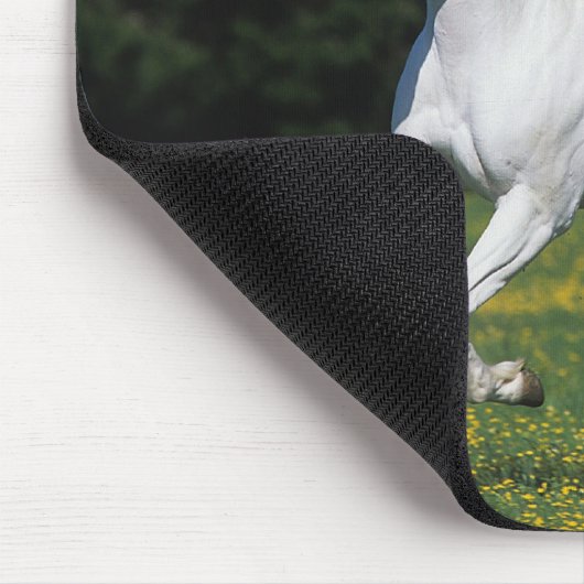 Paard van verf die in grijs veld loopt muismat (Hoek)